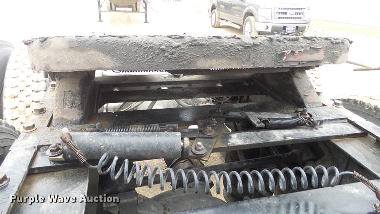 image for item DC2353 2005 International 9400i semi truck