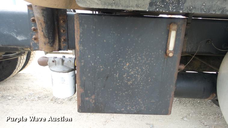 image for item DC2353 2005 International 9400i semi truck