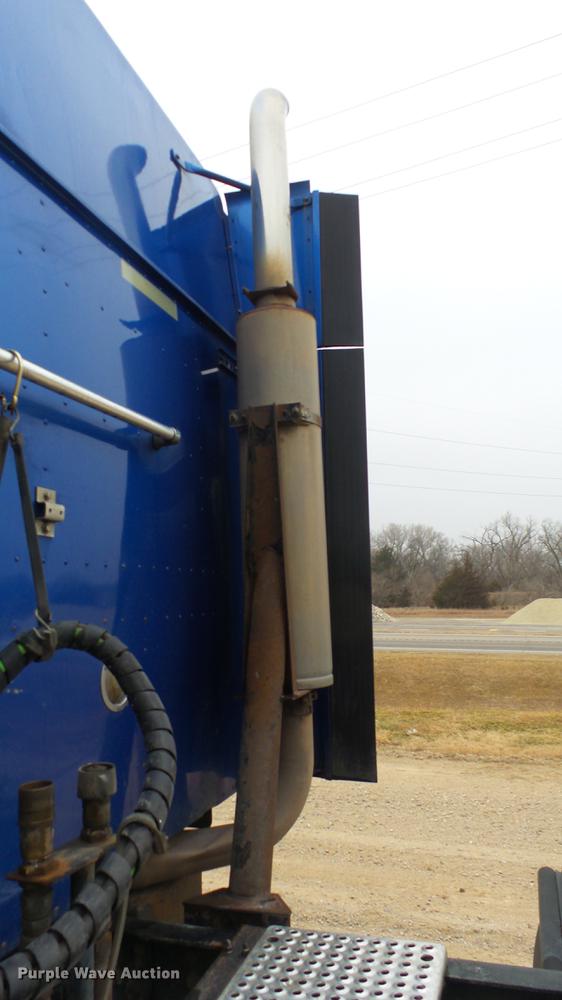 image for item DC2353 2005 International 9400i semi truck