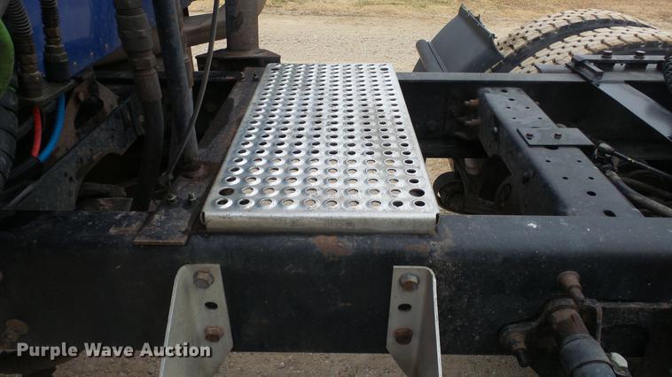 image for item DC2353 2005 International 9400i semi truck