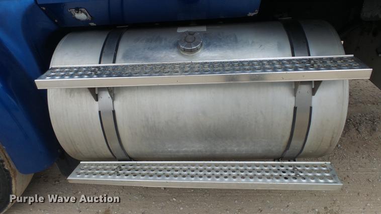 image for item DC2353 2005 International 9400i semi truck