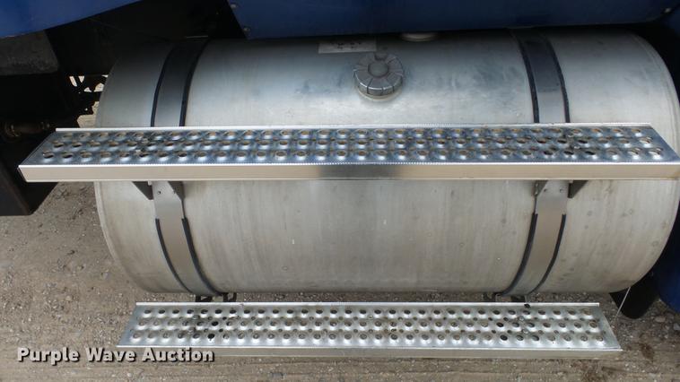 image for item DC2353 2005 International 9400i semi truck