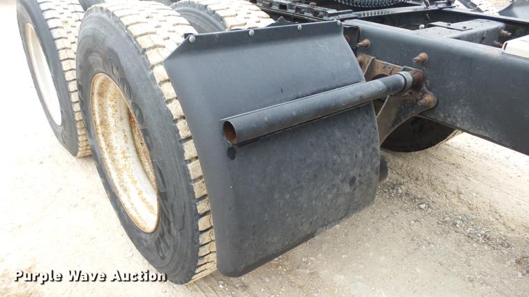 image for item DC2353 2005 International 9400i semi truck