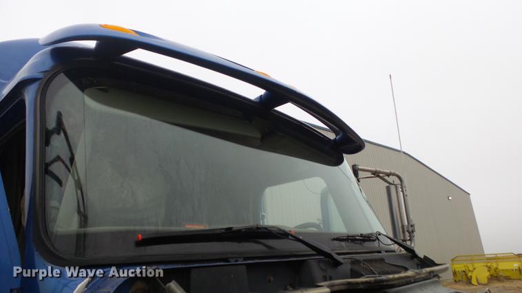 image for item DC2353 2005 International 9400i semi truck