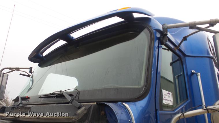 image for item DC2353 2005 International 9400i semi truck