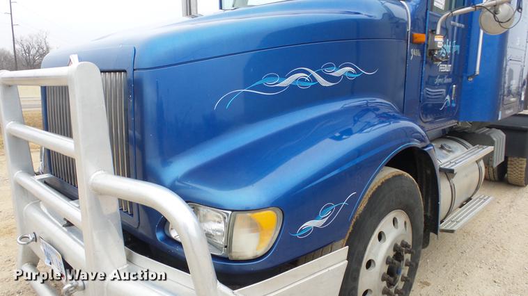 image for item DC2353 2005 International 9400i semi truck