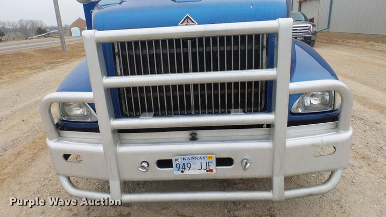 image for item DC2353 2005 International 9400i semi truck