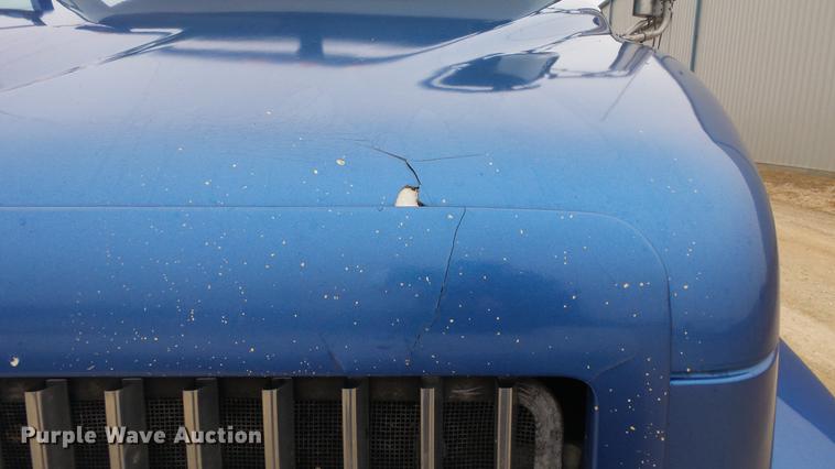 image for item DC2353 2005 International 9400i semi truck