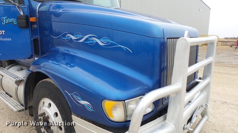 image for item DC2353 2005 International 9400i semi truck