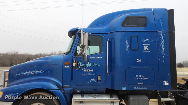 image for item DC2353 2005 International 9400i semi truck