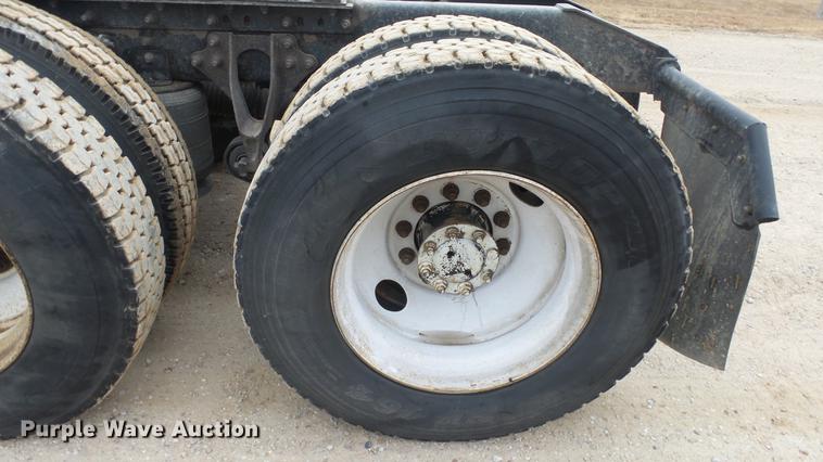 image for item DC2353 2005 International 9400i semi truck