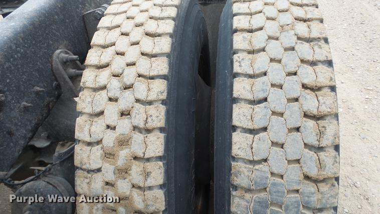 image for item DC2353 2005 International 9400i semi truck