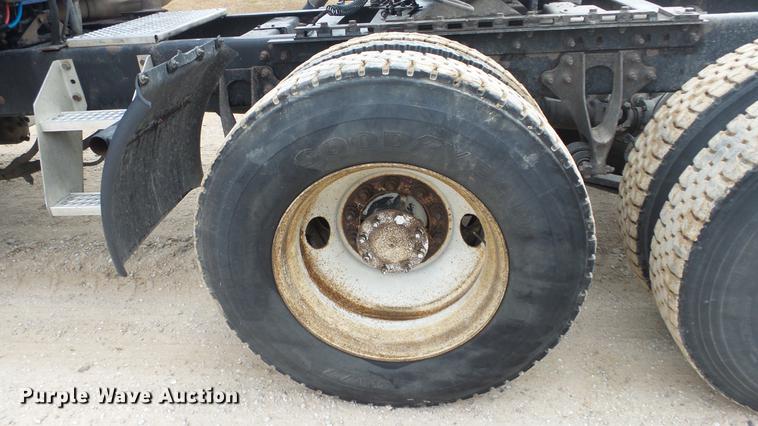 image for item DC2353 2005 International 9400i semi truck