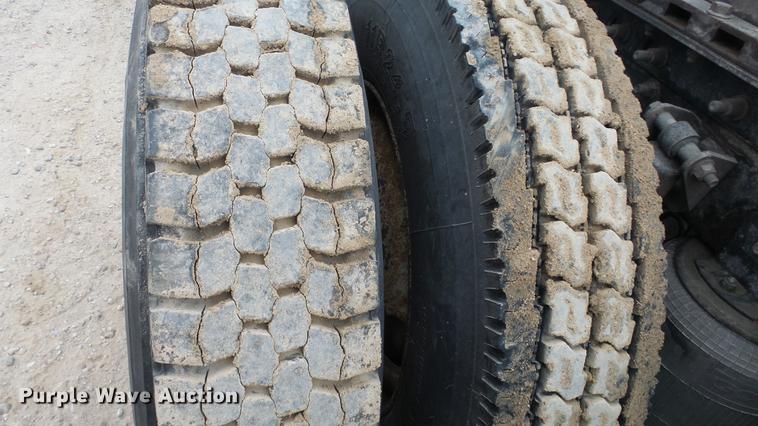 image for item DC2353 2005 International 9400i semi truck