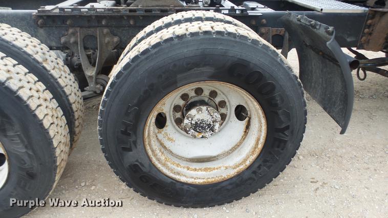 image for item DC2353 2005 International 9400i semi truck