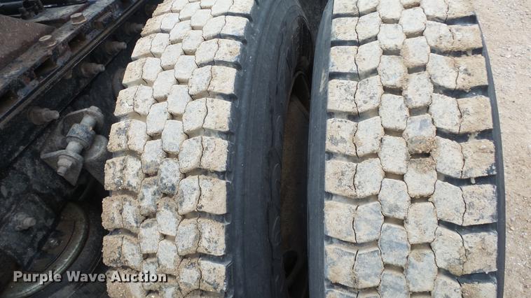 image for item DC2353 2005 International 9400i semi truck