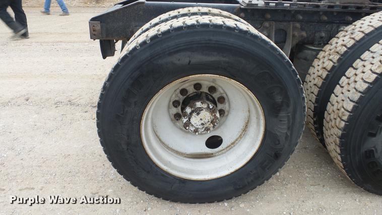 image for item DC2353 2005 International 9400i semi truck