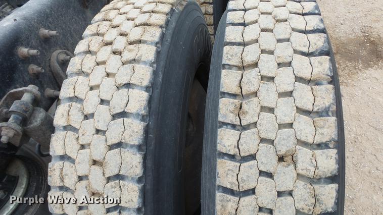 image for item DC2353 2005 International 9400i semi truck