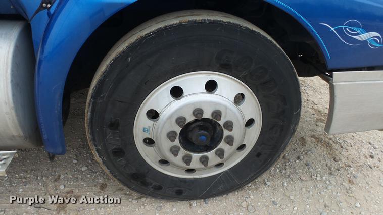 image for item DC2353 2005 International 9400i semi truck