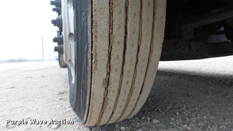 image for item DC2353 2005 International 9400i semi truck