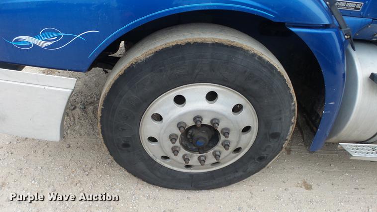 image for item DC2353 2005 International 9400i semi truck