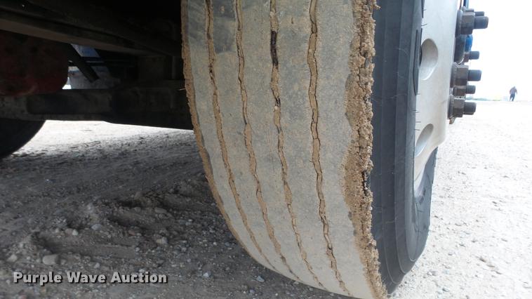 image for item DC2353 2005 International 9400i semi truck