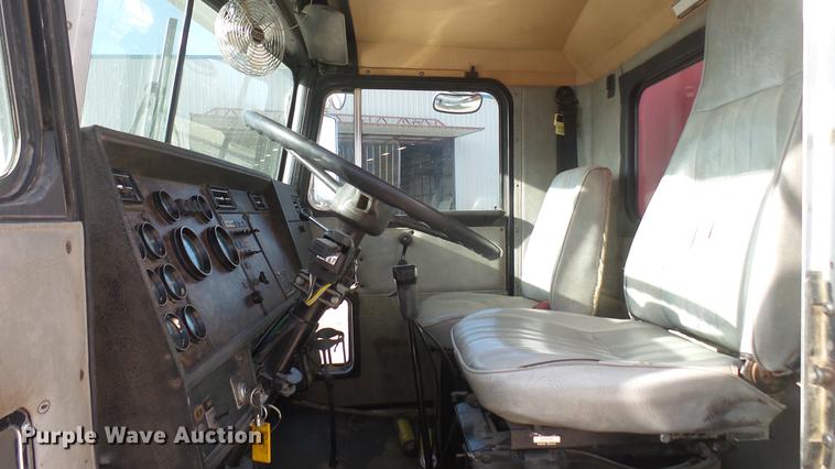 image for item DC2365 1990 Kenworth T450 grain truck