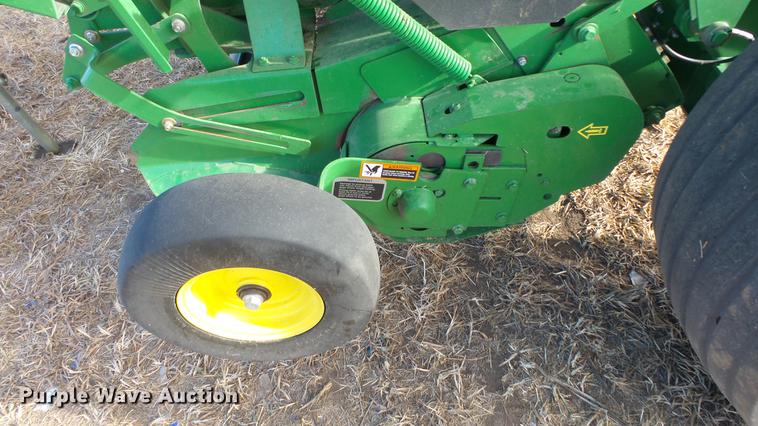 image for item DC2367 2013 John Deere 569 Premium round baler