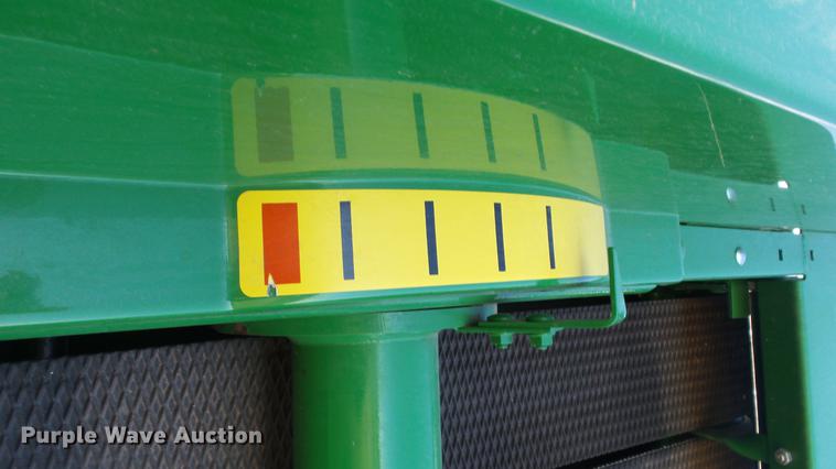 image for item DC2368 2013 John Deere 569 Premium round baler