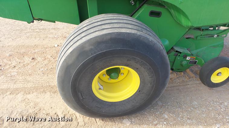 image for item DC2368 2013 John Deere 569 Premium round baler