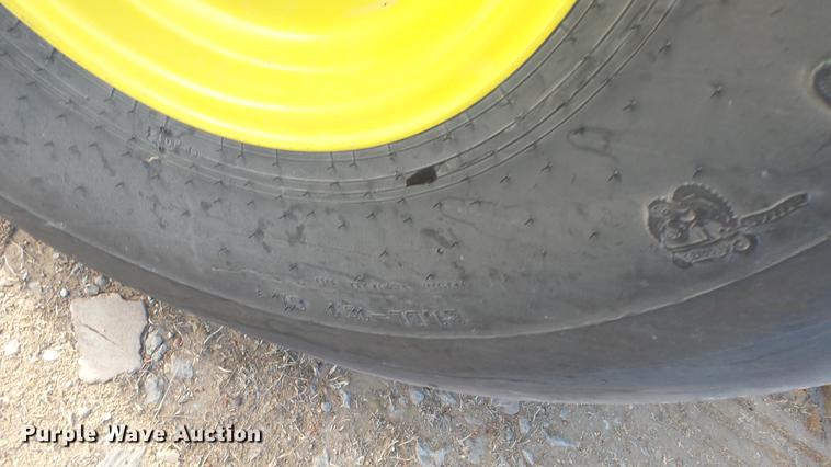 image for item DC2368 2013 John Deere 569 Premium round baler