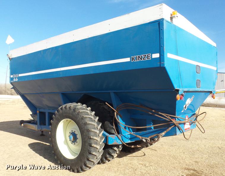 image for item DC2377 Kinze AW1040 row crop grain cart
