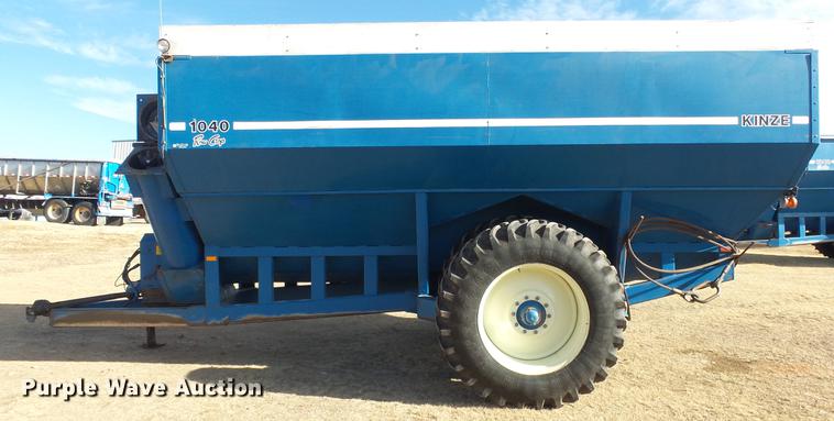 image for item DC2377 Kinze AW1040 row crop grain cart