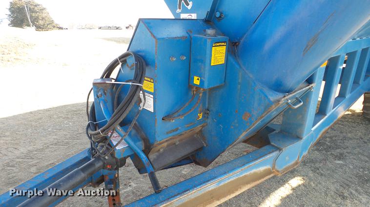 image for item DC2377 Kinze AW1040 row crop grain cart
