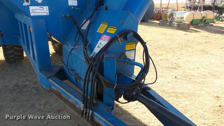 image for item DC2377 Kinze AW1040 row crop grain cart