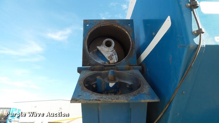 image for item DC2377 Kinze AW1040 row crop grain cart