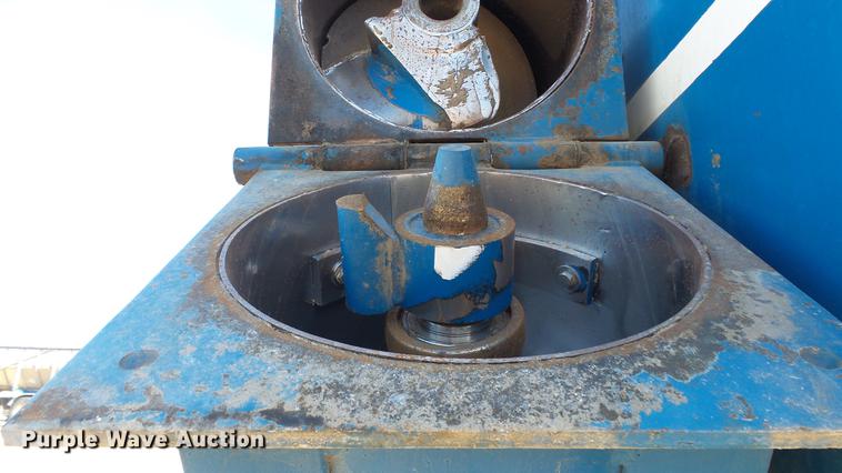 image for item DC2377 Kinze AW1040 row crop grain cart