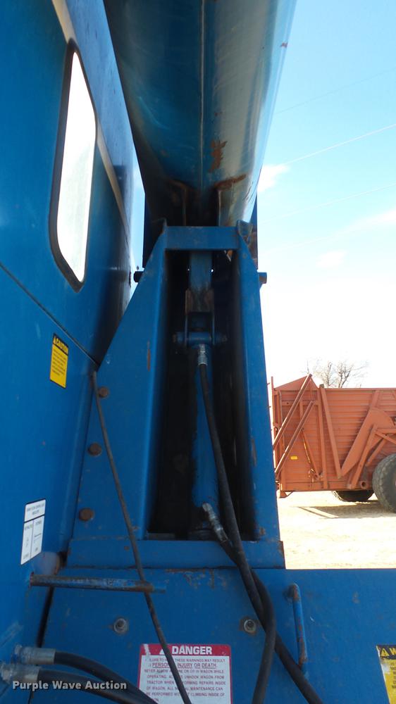 image for item DC2377 Kinze AW1040 row crop grain cart