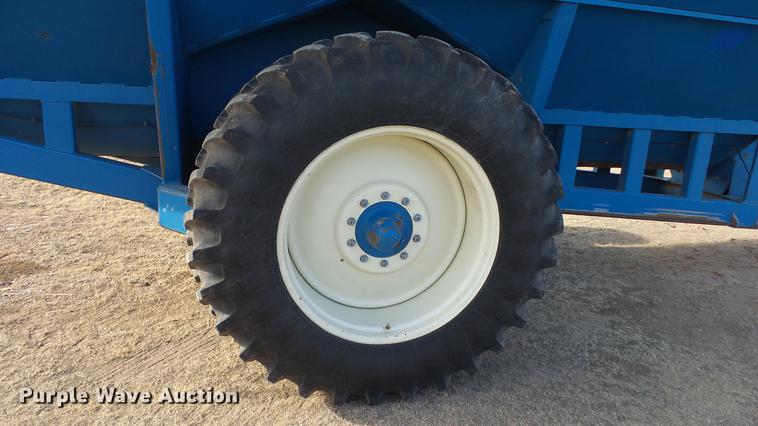 image for item DC2377 Kinze AW1040 row crop grain cart