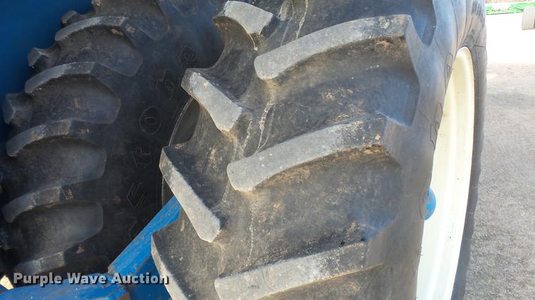 image for item DC2377 Kinze AW1040 row crop grain cart