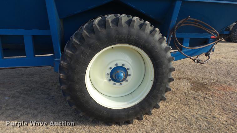 image for item DC2377 Kinze AW1040 row crop grain cart