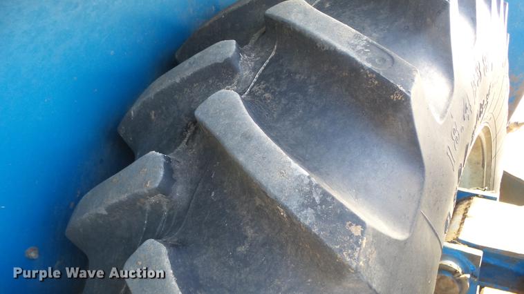 image for item DC2377 Kinze AW1040 row crop grain cart