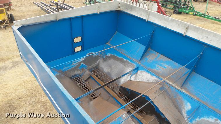 image for item DC2377 Kinze AW1040 row crop grain cart