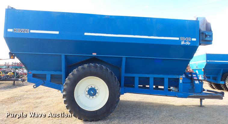 image for item DC2378 Kinze AW1040 row crop grain cart