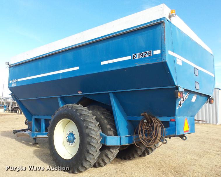 image for item DC2378 Kinze AW1040 row crop grain cart
