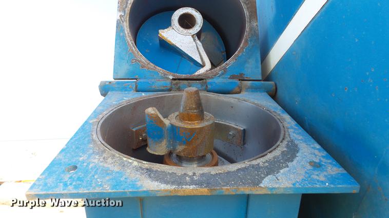 image for item DC2378 Kinze AW1040 row crop grain cart