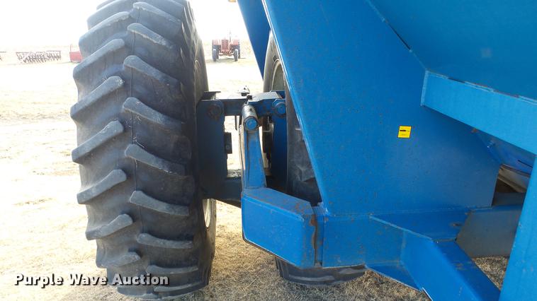 image for item DC2378 Kinze AW1040 row crop grain cart