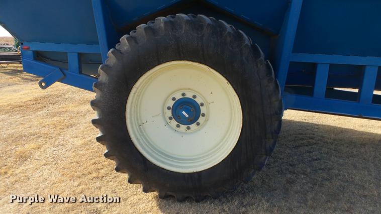 image for item DC2378 Kinze AW1040 row crop grain cart