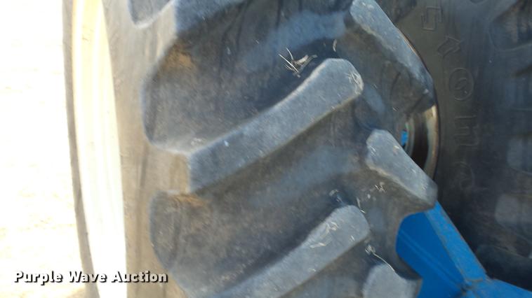 image for item DC2378 Kinze AW1040 row crop grain cart