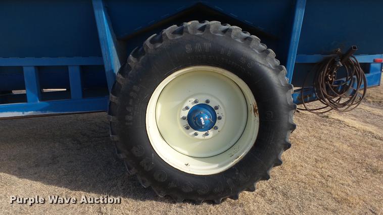 image for item DC2378 Kinze AW1040 row crop grain cart